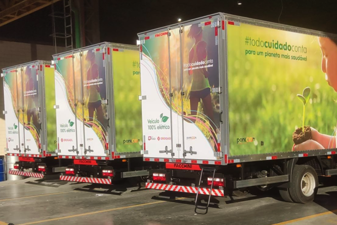 Envelopamento baú e adesivação de caminhão em SP