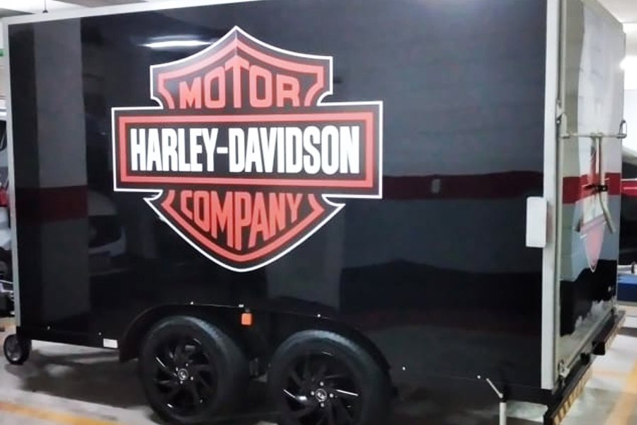 Adesivação de trailer com adesivos personalizados com o logotipo da marca Harley Davidson